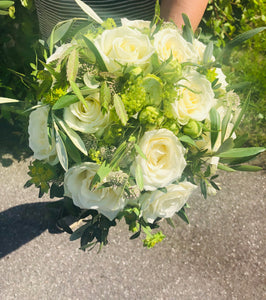 Brudebuket med hvide roser og natur