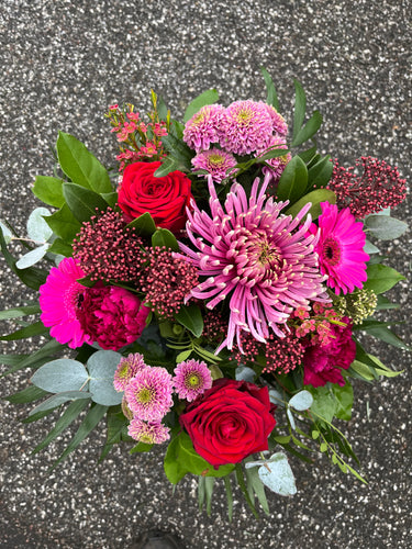 Varm buket i røde-pink nuancer