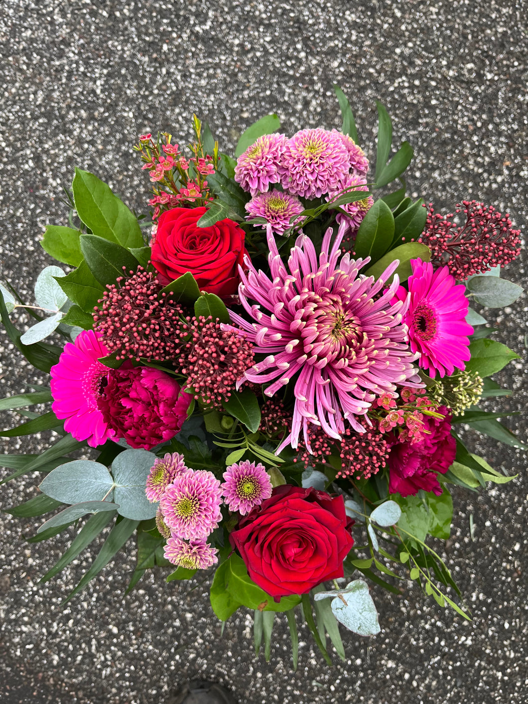 Varm buket i røde-pink nuancer